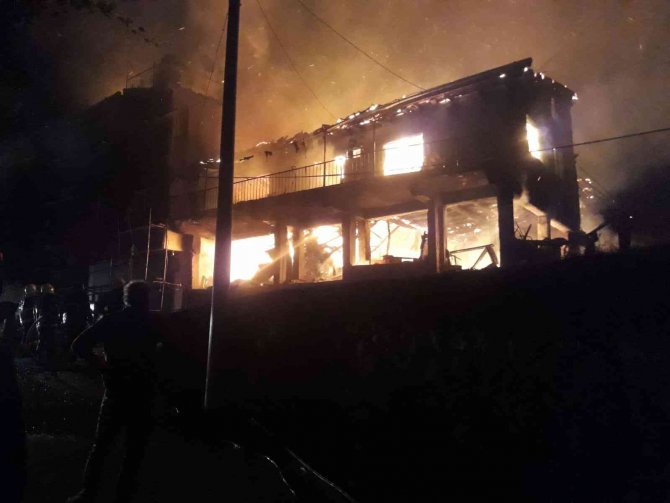 Ev yangınında alevler geceyi aydınlattı