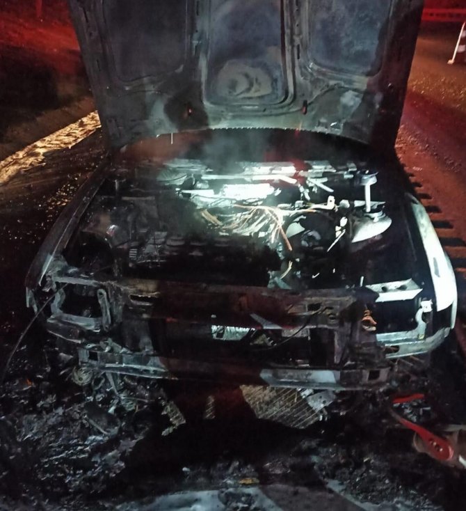 Hareket halindeyken yanan araç hurdaya döndü