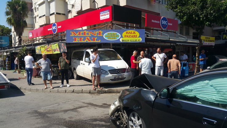 İki genç, manava giren minibüsün altında kalmaktan saniyelerle kurtuldu