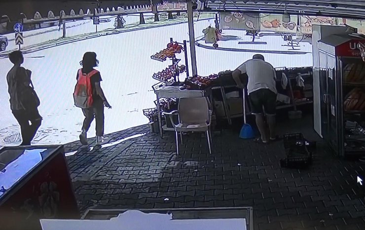 İki genç, manava giren minibüsün altında kalmaktan saniyelerle kurtuldu