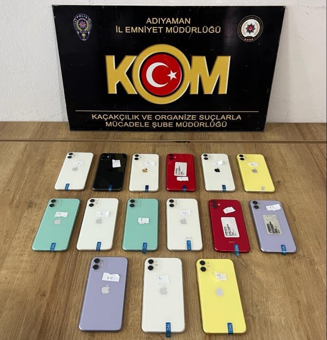 Kaçak telefonlarla yakalandılar