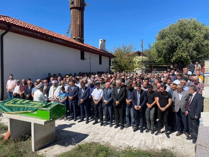 Kaya parçasının çarpması sonucu hayatını kaybeden muhtar son yolculuğuna uğurlandı