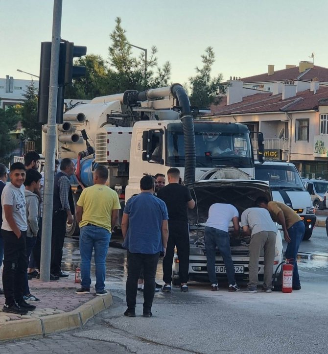 Konya'da kırmızı ışıkta bekleyen aracın motor kısmında yangın çıktı!