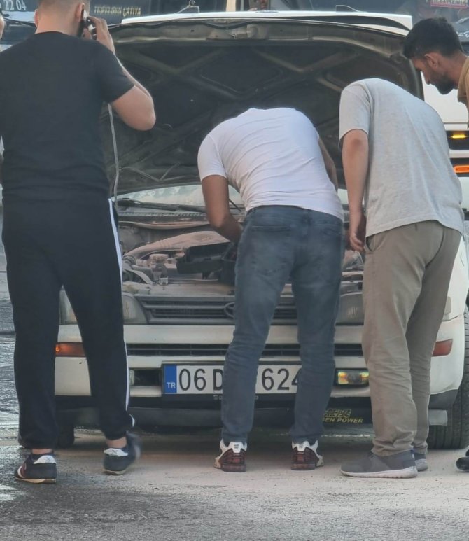 Konya'da kırmızı ışıkta bekleyen aracın motor kısmında yangın çıktı!