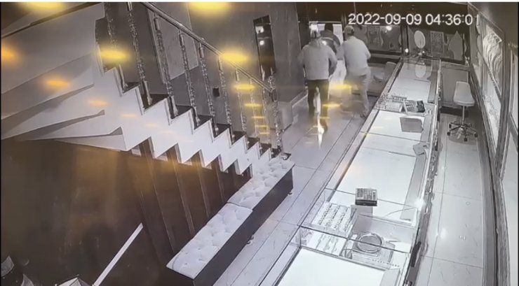 Kuyumcudan hırsızlık yapmak istediler, polisi görünce kaçtılar