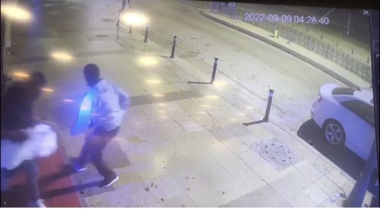 Kuyumcudan hırsızlık yapmak istediler, polisi görünce kaçtılar