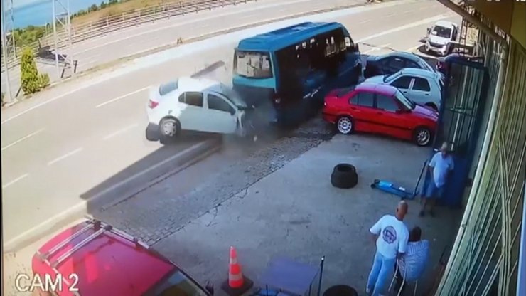 Minibüse çarpan otomobilin 23 yaşındaki sürücüsü öldü