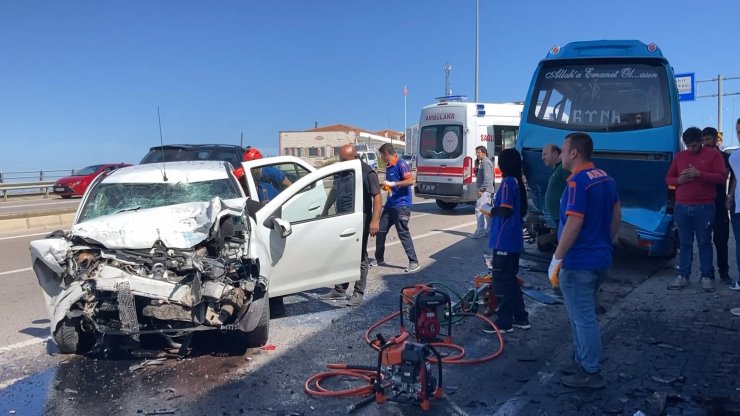 Minibüse çarpan otomobilin 23 yaşındaki sürücüsü öldü