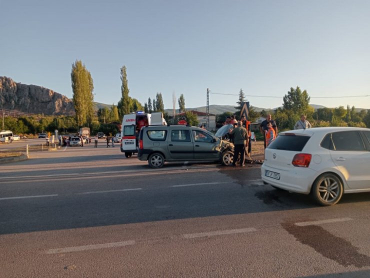 Öğrenci servisi ile hafif ticari araç çarpıştı: 13 yaralı