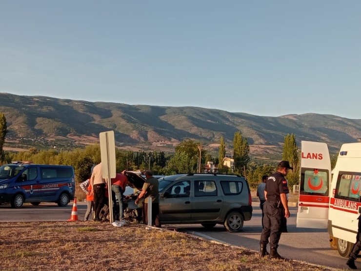 Öğrenci servisi ile hafif ticari araç çarpıştı: 13 yaralı