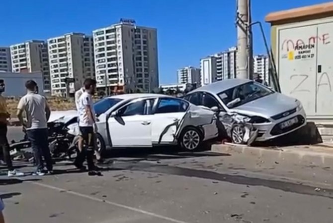 Otomobiller kavşakta kafa kafaya çarpıştı