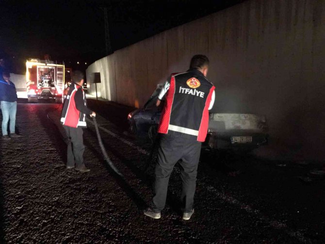 Seyir halindeki araç bir anda alev aldı