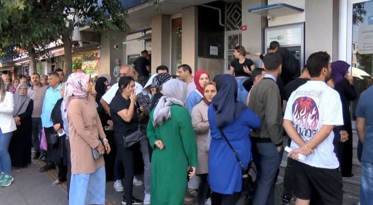 Sosyal konut başvurusu için banka önlerinde yoğunluk sürüyor