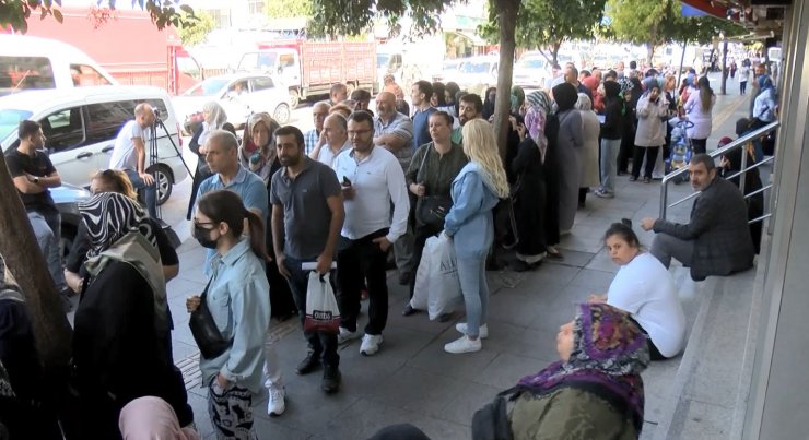 Sosyal konut başvurusu için banka önlerinde yoğunluk sürüyor
