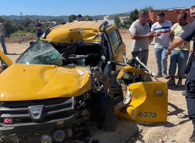 Taksi, çöp konteyneri ile park halindeki kamyonete çarptı: 1 ölü, 3 yaralı