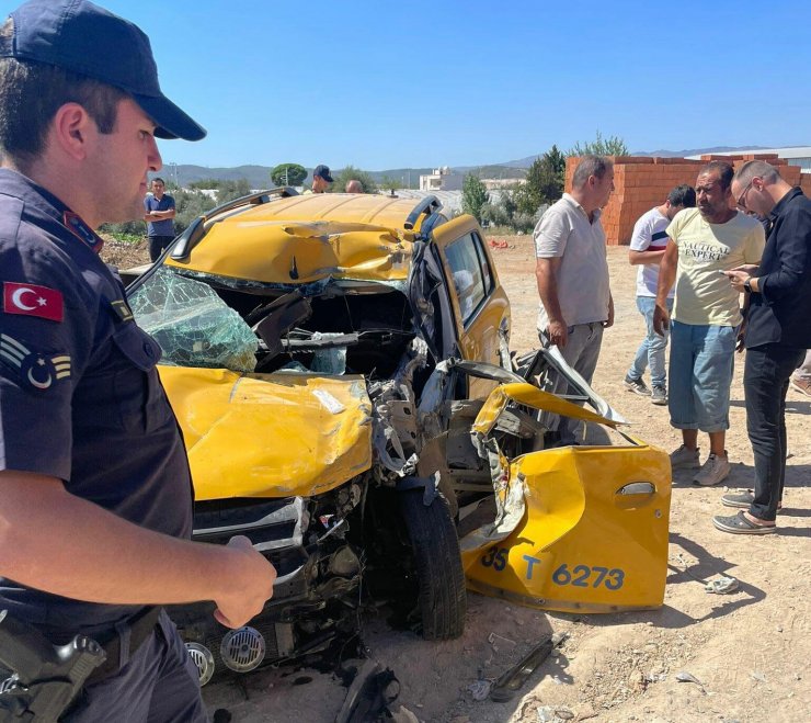 Taksi, çöp konteyneri ile park halindeki kamyonete çarptı: 1 ölü, 3 yaralı