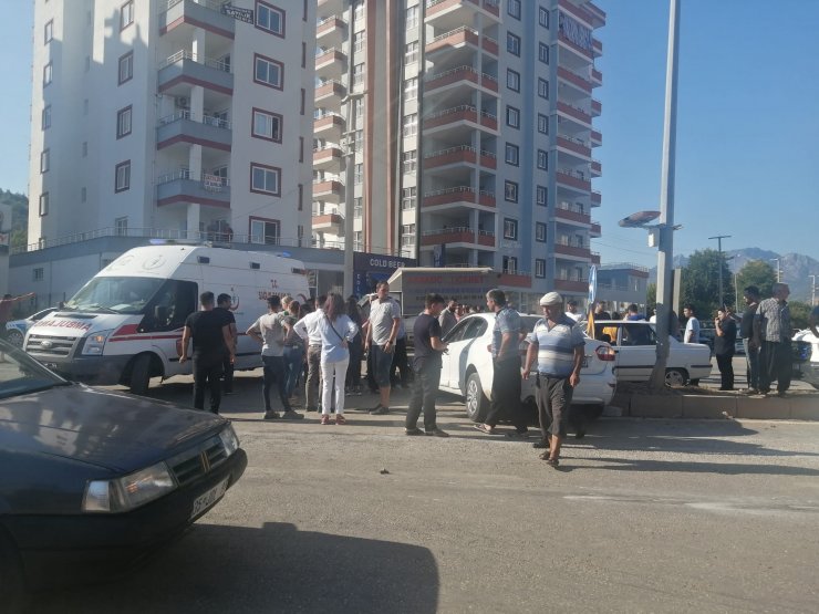 TIR, otomobile çarptı; anne ve 2 çocuğu yaralandı