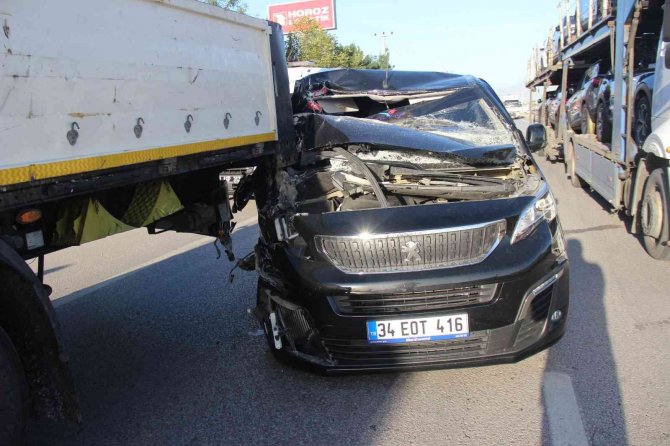 Tıra arkadan çarpan minibüs hurdaya döndü