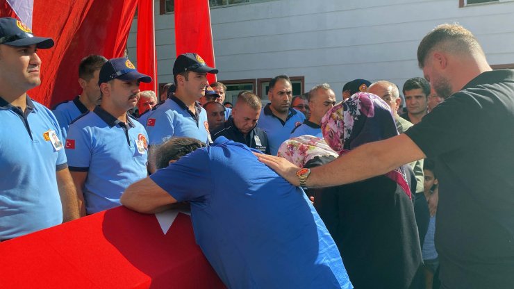 Yangına müdahale sırasında hayatını kaybeden itfaiye erine son görev
