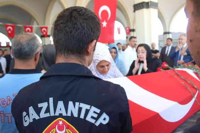 Yangında hayatını kaybeden itfaiye eri son yolcuğuna uğurlandı