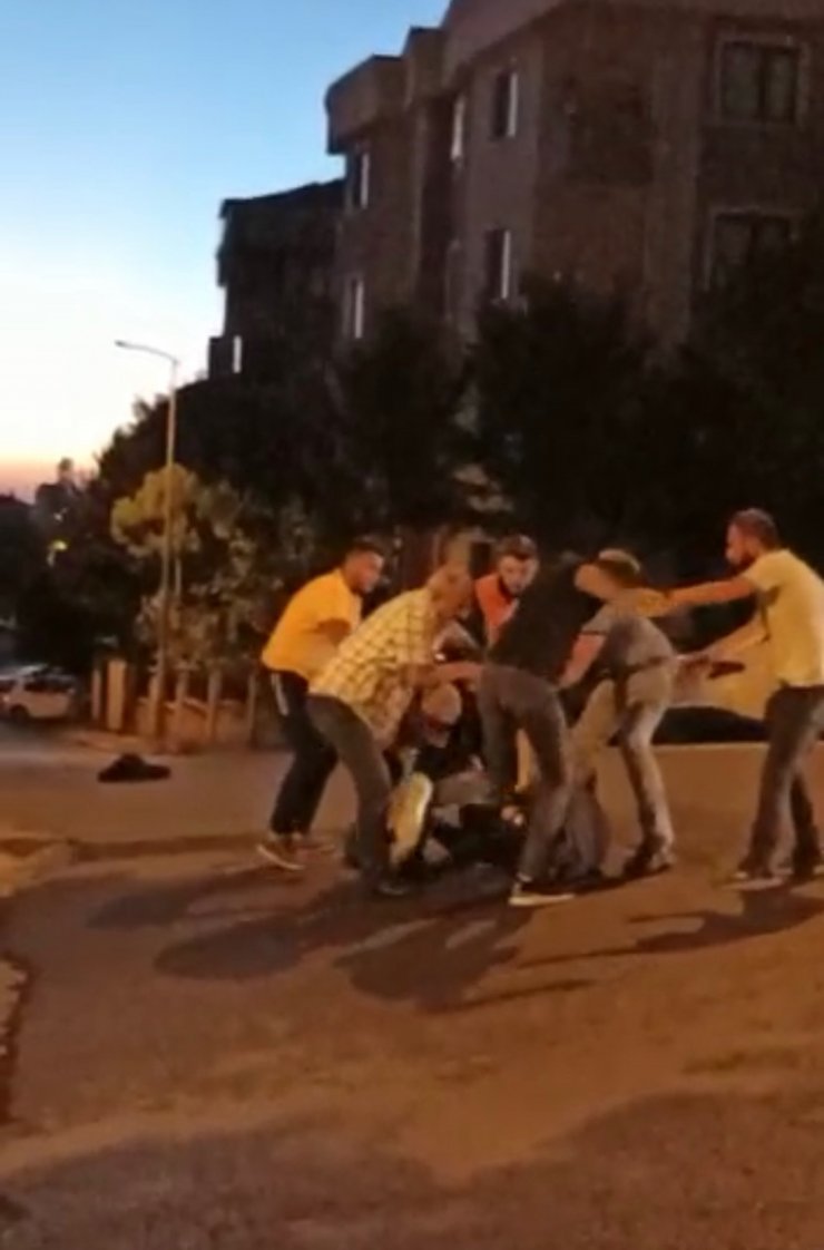 Yolda tartıştıkları motokuryeyi darbettiler