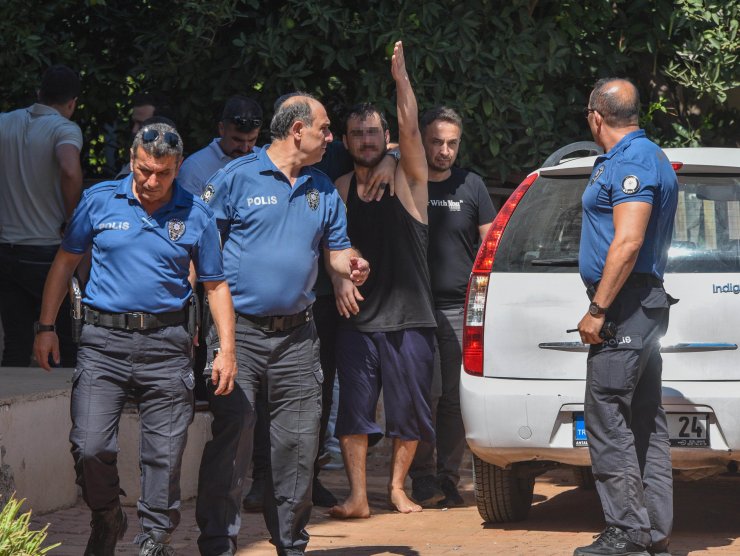 Aile bireylerini rehin aldı, gözaltına alan polislere ‘Beni güzelce dövmediniz’ dedi