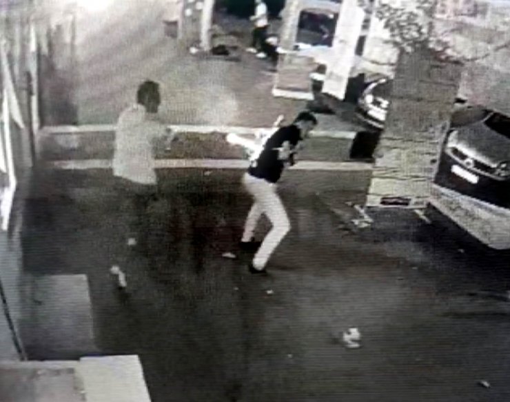 Bir kişinin öldüğü silahlı kavga kamerada