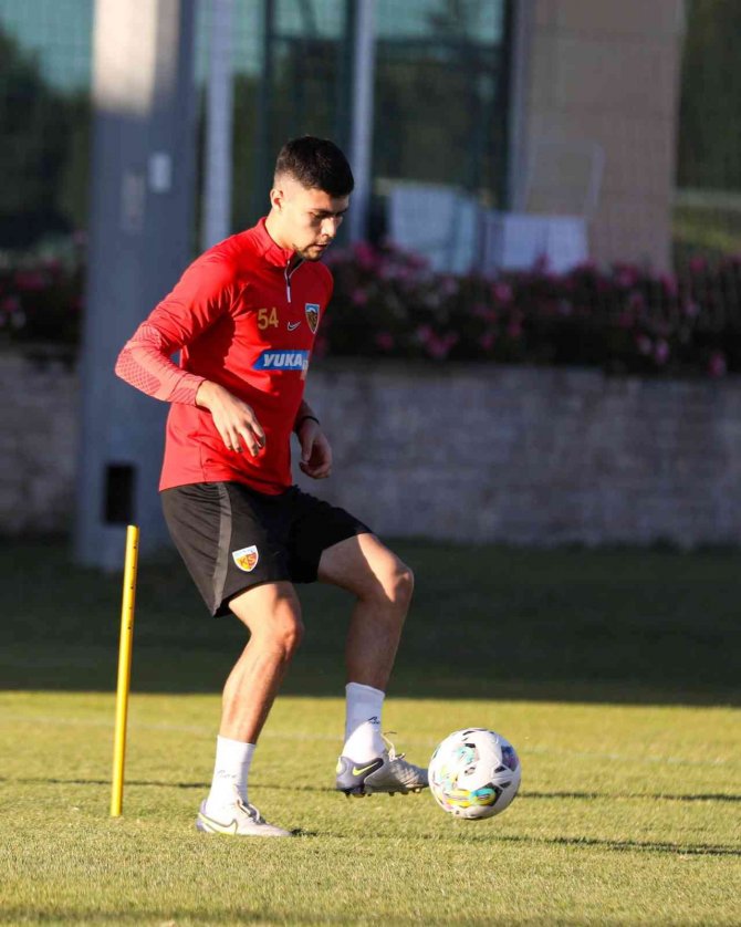 Kayserispor’da 3 futbolcu milli takımlara davet edildi