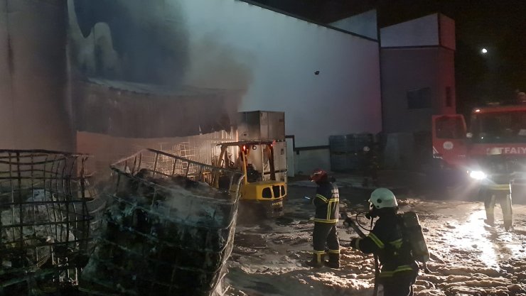 Kocaeli'de madeni yağ fabrikasında yangın