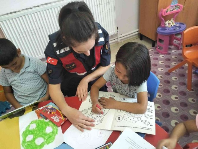 Konya'da jandarma ekipleri çocukları kişisel güvenlik konusunda bilgilendirdi