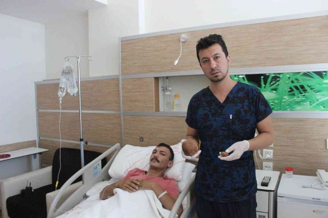 Şaşırtan vaka! Hastaneye başvuran hastanın mesanesinden 1 kilo taş çıktı