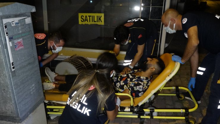 Silahlı saldırıda yaralandı; davulunu da ambulansa aldı