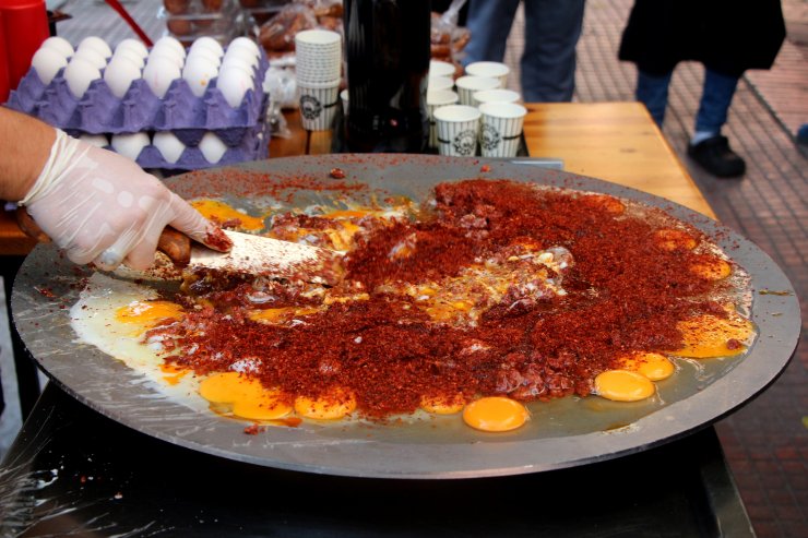 Tostçu Mahmut’un ölüm yıl dönümünde ücretsiz ‘ütü tostu’ dağıtıldı