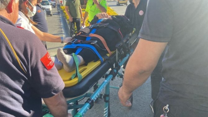 Yolun karşısına geçmeye çalışan kadına otomobil çarptı