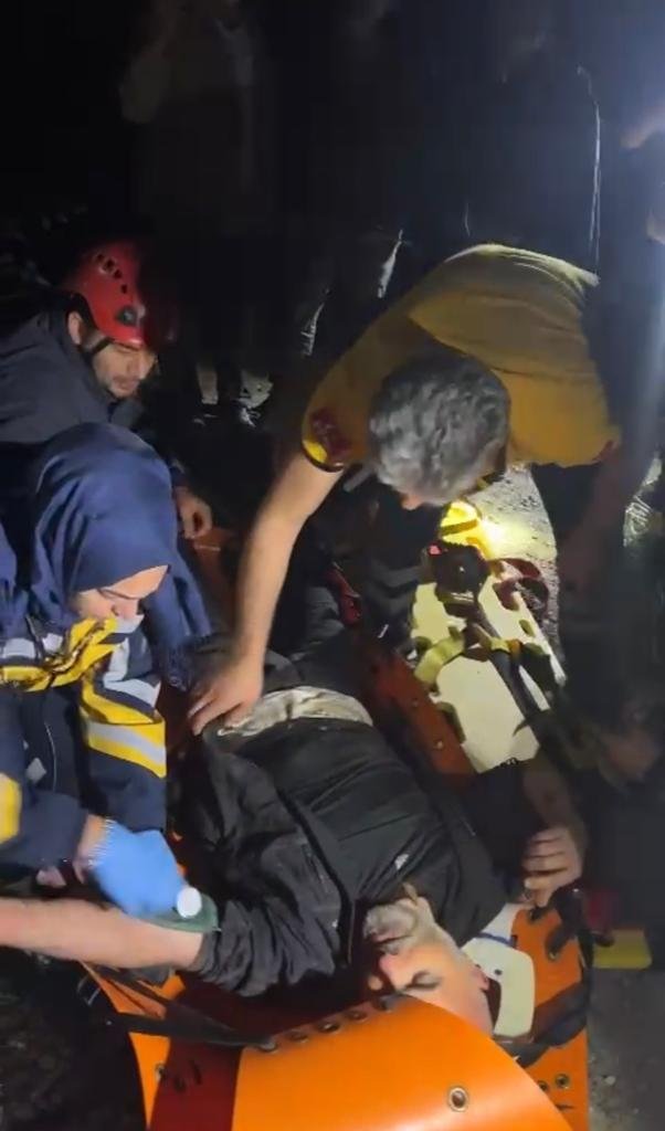 60 metrelik uçurumdan yuvarlandı; itfaiye ve AFAD kurtardı