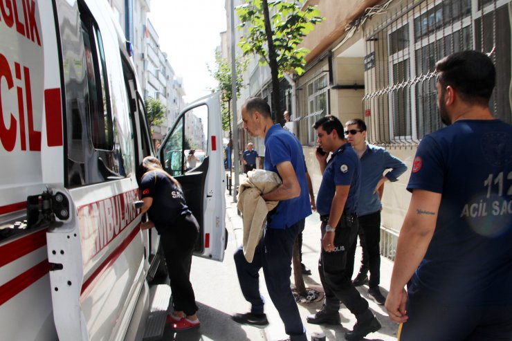 Annesini rehin aldı