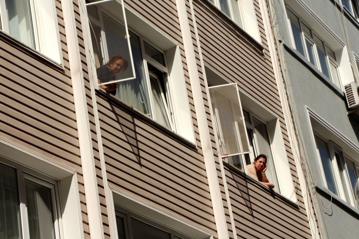 Annesini rehin aldı