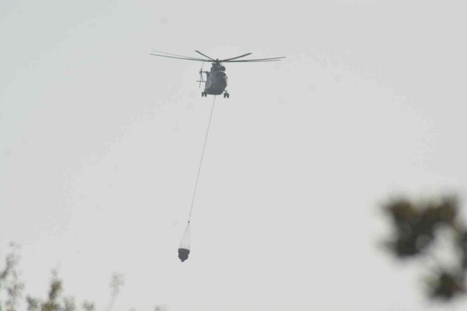 Balıkesir’de yangına havadan ve karadan müdahale sürüyor