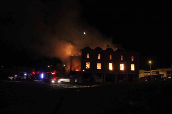 Cami inşaatında çıkan yangın 2 saatte söndürüldü