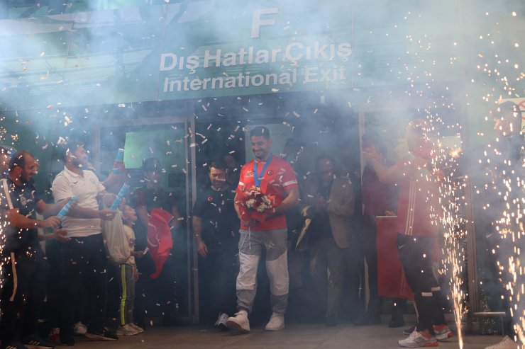 Dünya şampiyonu Taha Akgül'e Ankara'da coşkulu karşılama