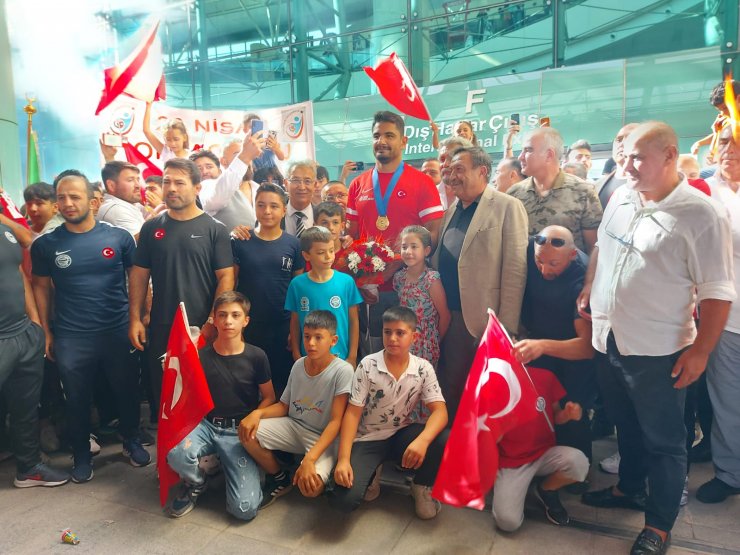 Dünya şampiyonu Taha Akgül'e Ankara'da coşkulu karşılama