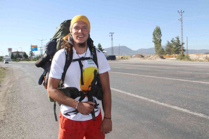 Hollandalı gezgin Konya'da mola verdi, hedefi ise yürüyerek...