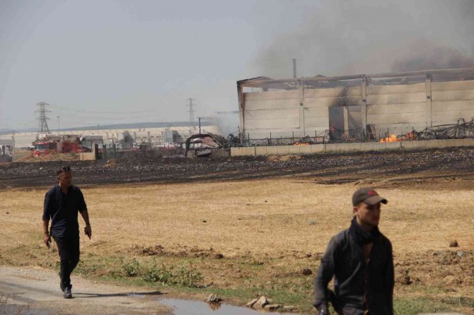 İzmir’de kozmetik fabrikasında büyük yangın