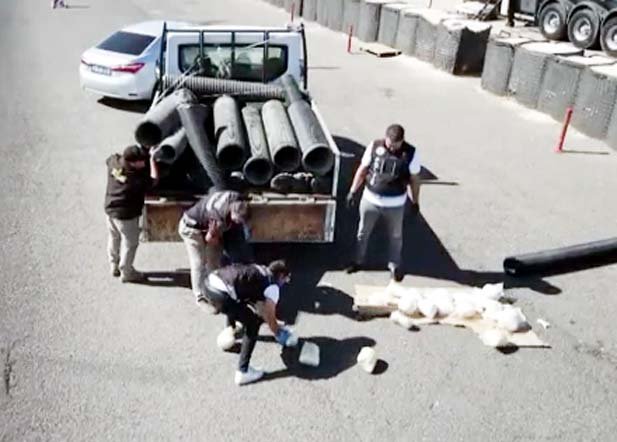 Kamyonette, borulara gizlenen 128 kilo esrar ele geçirildi