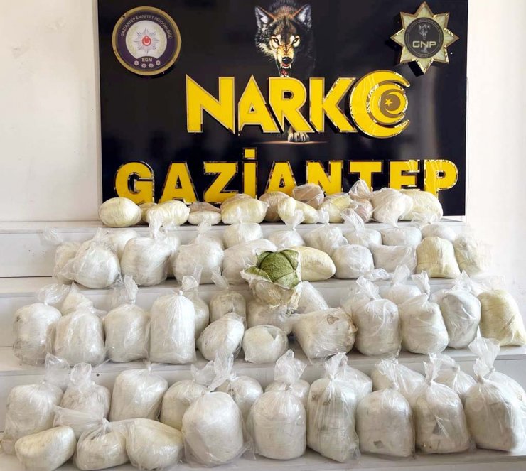 Kamyonette, borulara gizlenen 128 kilo esrar ele geçirildi