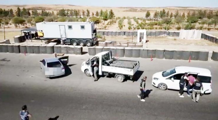 Kamyonette, borulara gizlenen 128 kilo esrar ele geçirildi