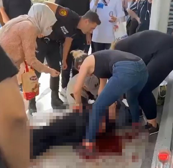 Metrodaki 'yan bakma' kavgasında göğsünden bıçaklandı