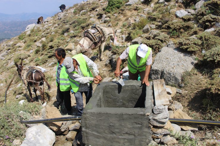 Torosların dağ köyündeki su çalışması için katır ve eşekler kiralandı