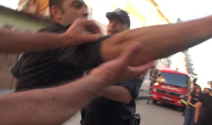 Yangın haberinde çekim yapan muhabire polisten saldırı