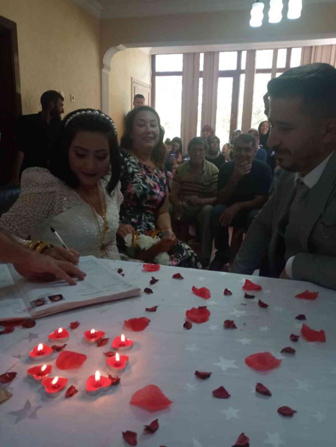 Annesinin öldüğü gün nikahı ertelenen Mine’nin nikahını muhtar babası kıydı